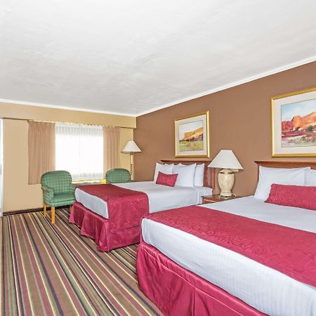 Days Inn & Suites By Wyndham Logan Buitenkant foto