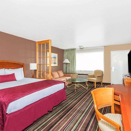 Days Inn & Suites By Wyndham Logan Buitenkant foto