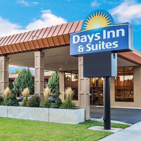 Days Inn & Suites By Wyndham Logan Buitenkant foto