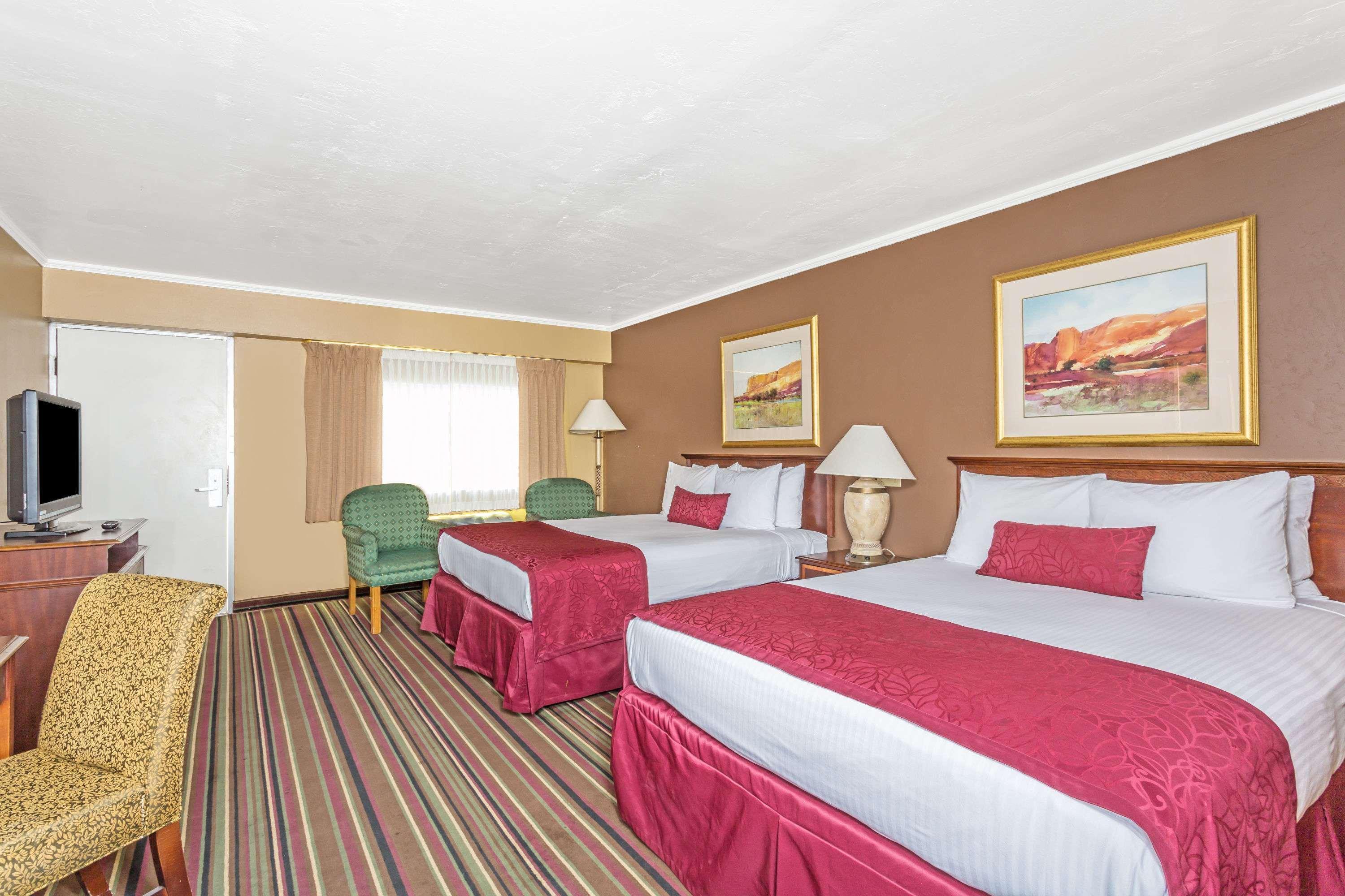 Days Inn & Suites By Wyndham Logan Buitenkant foto