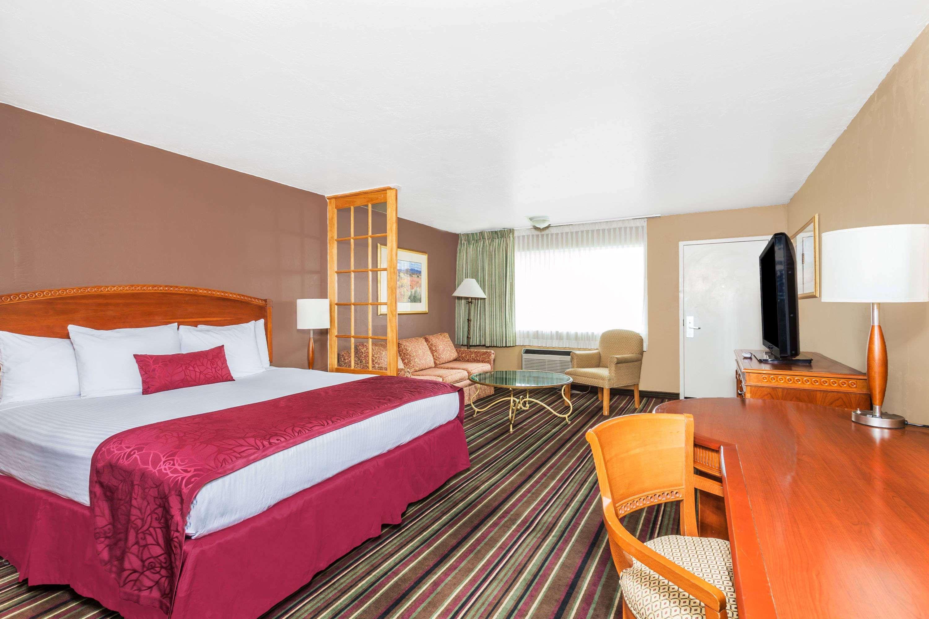 Days Inn & Suites By Wyndham Logan Buitenkant foto