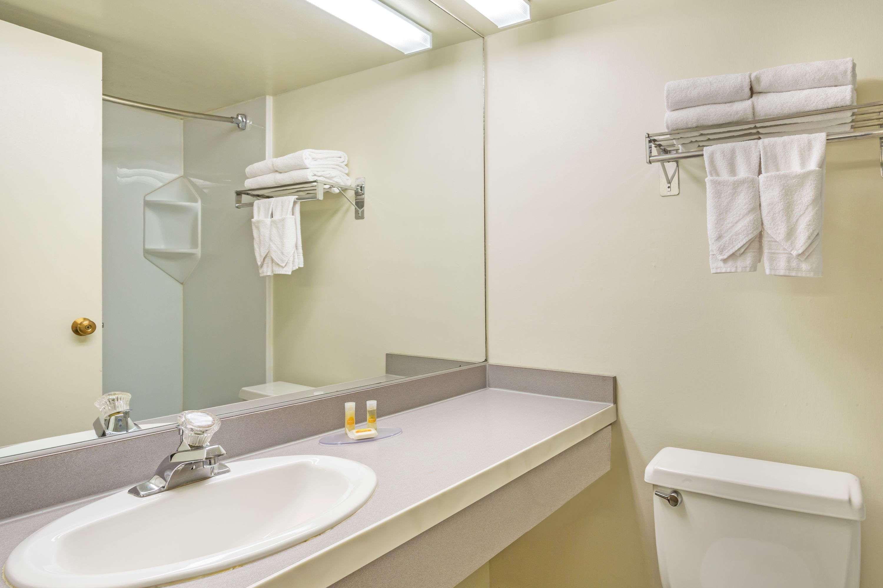 Days Inn & Suites By Wyndham Logan Buitenkant foto