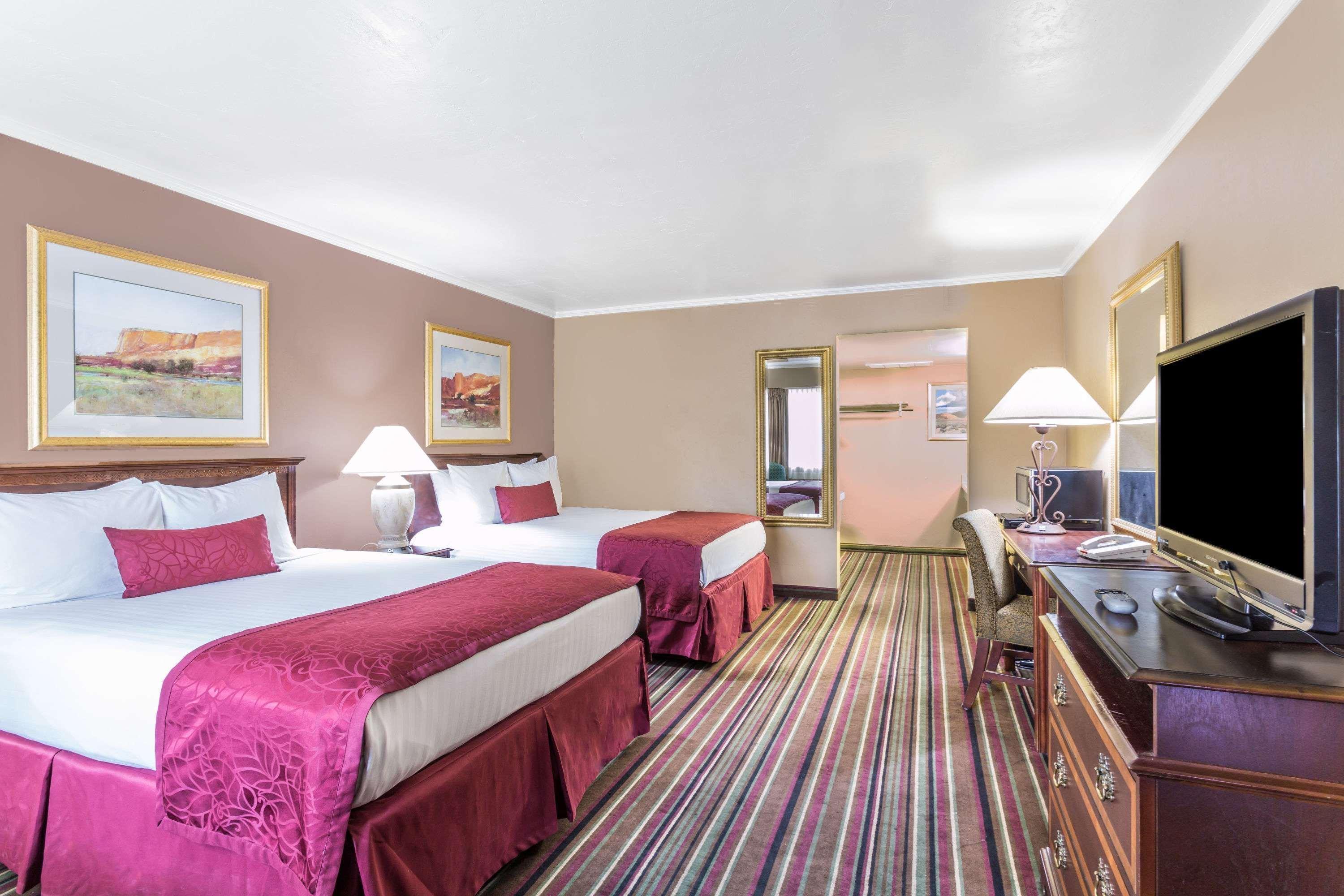 Days Inn & Suites By Wyndham Logan Buitenkant foto