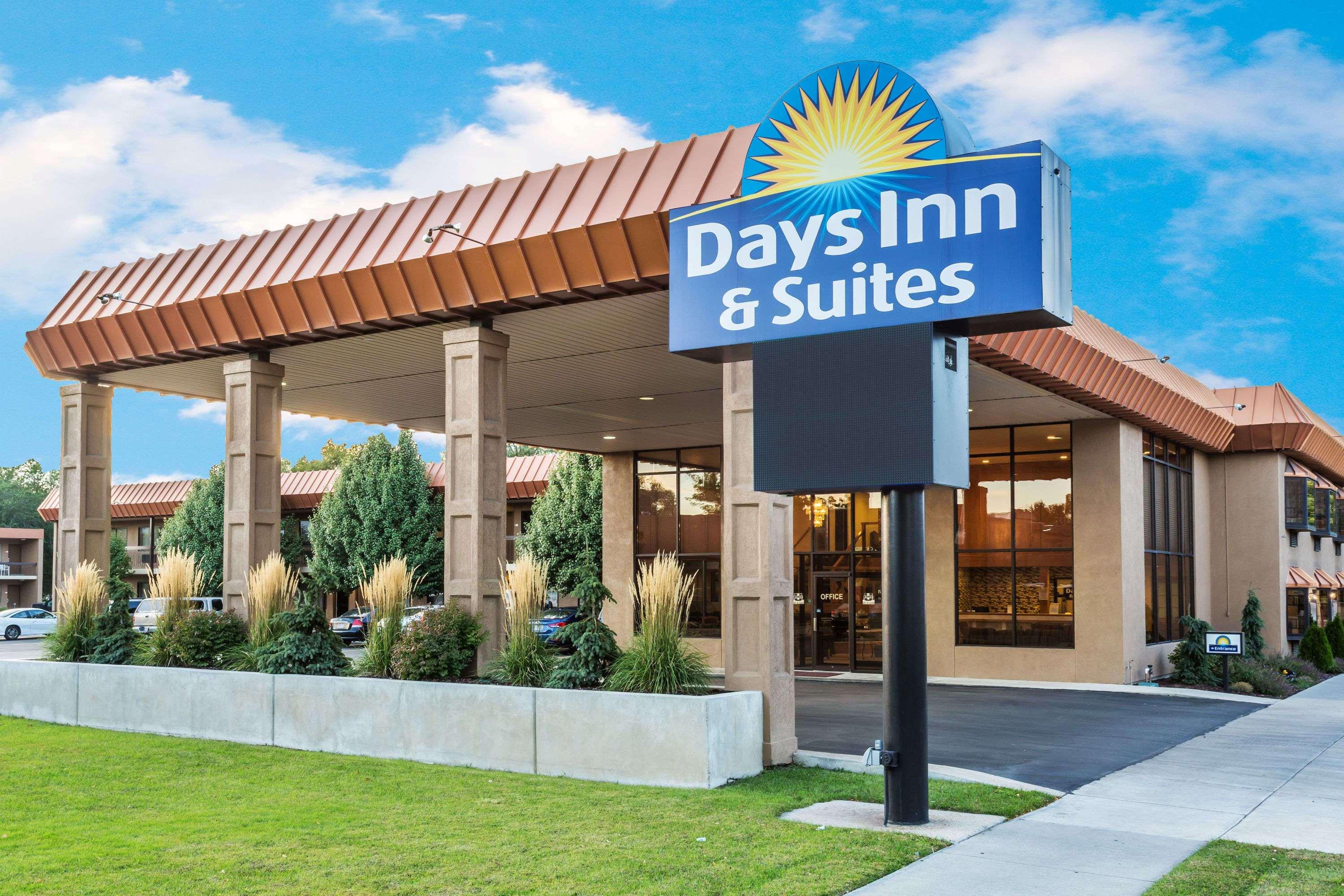 Days Inn & Suites By Wyndham Logan Buitenkant foto