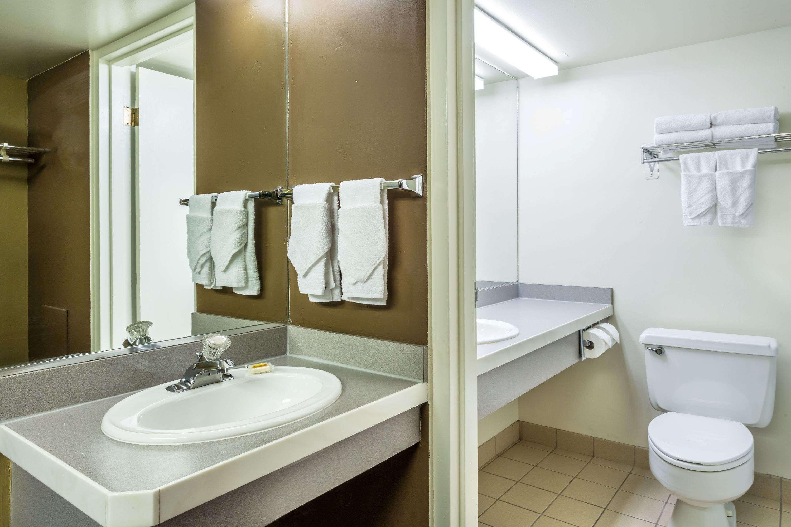 Days Inn & Suites By Wyndham Logan Buitenkant foto