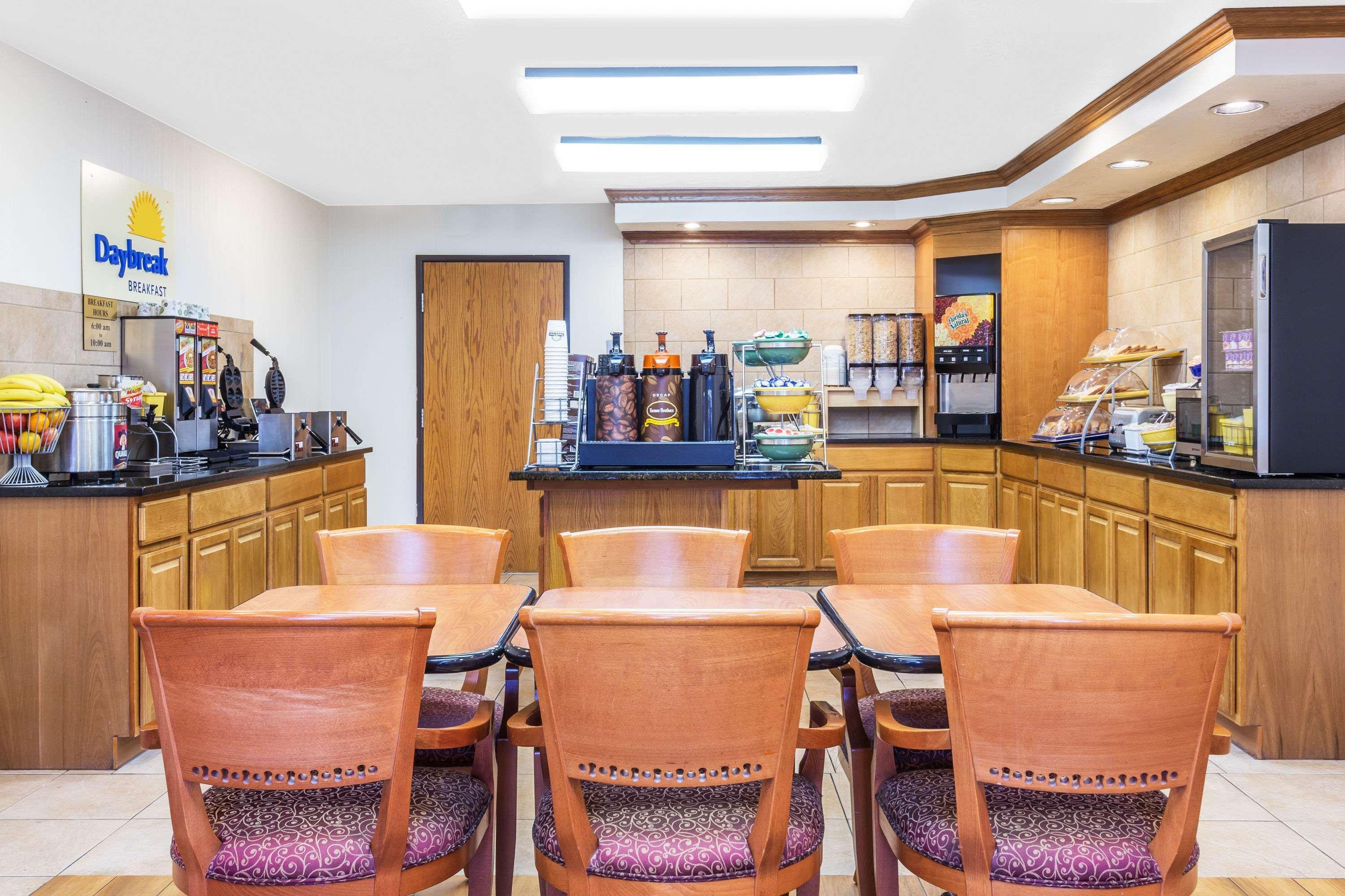 Days Inn & Suites By Wyndham Logan Buitenkant foto