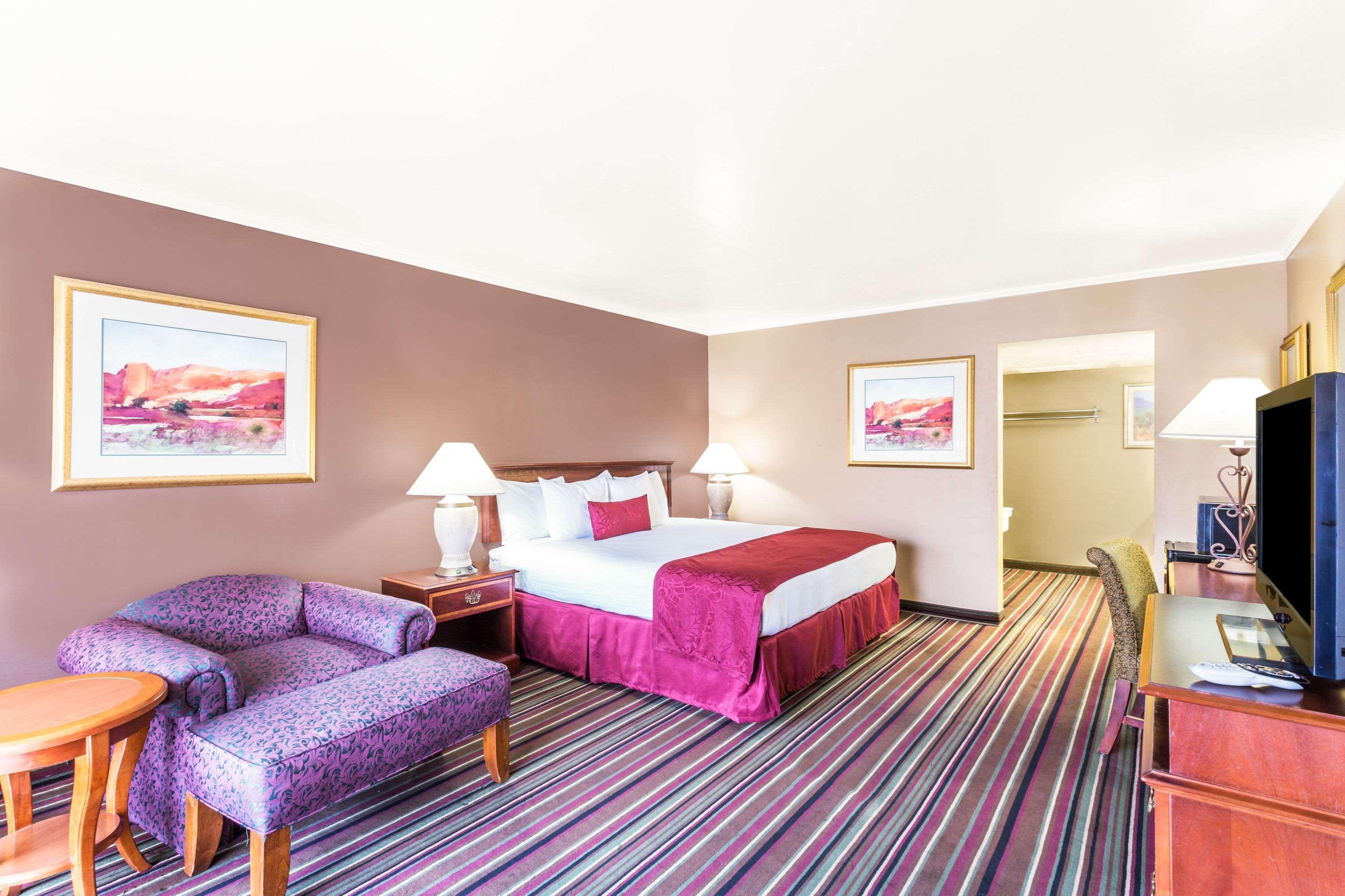 Days Inn & Suites By Wyndham Logan Buitenkant foto