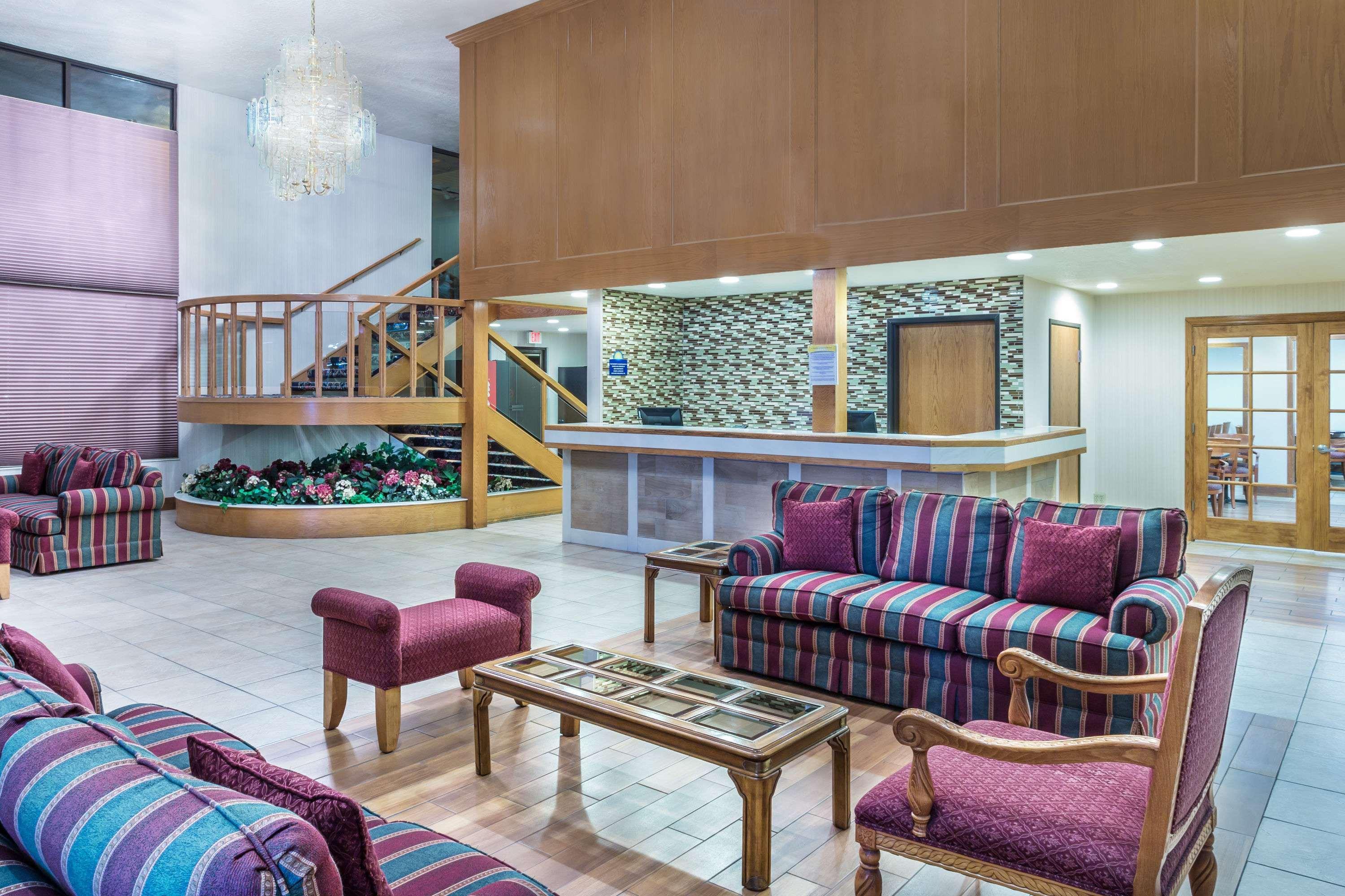 Days Inn & Suites By Wyndham Logan Buitenkant foto