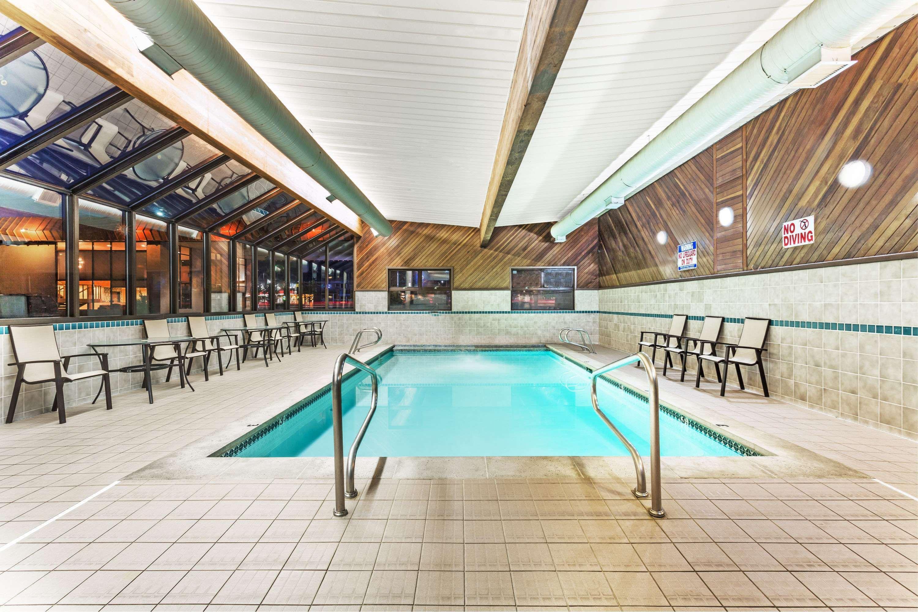 Days Inn & Suites By Wyndham Logan Buitenkant foto
