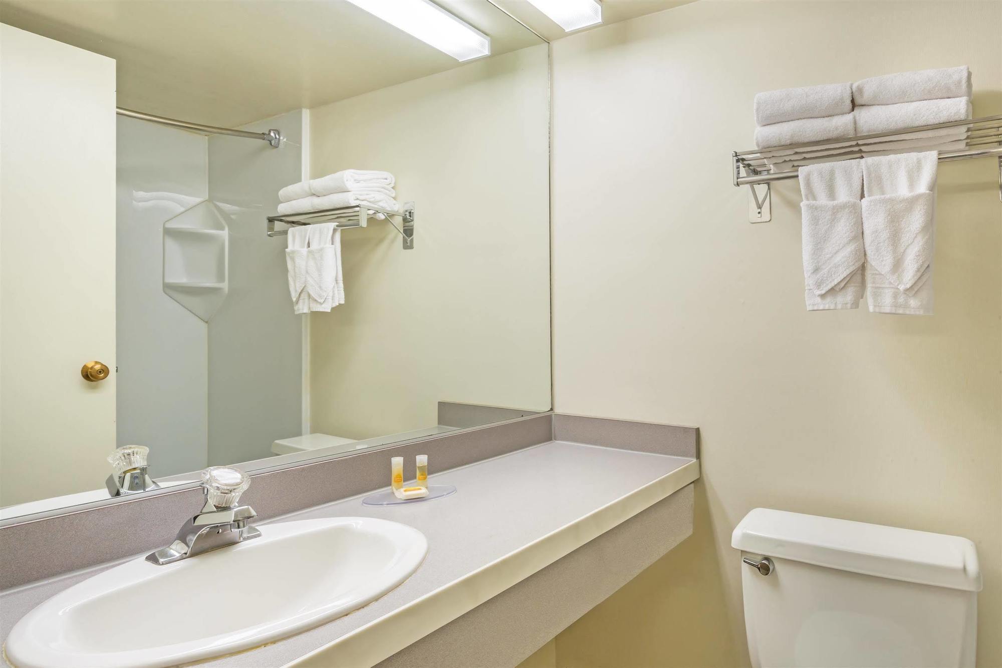 Days Inn & Suites By Wyndham Logan Buitenkant foto